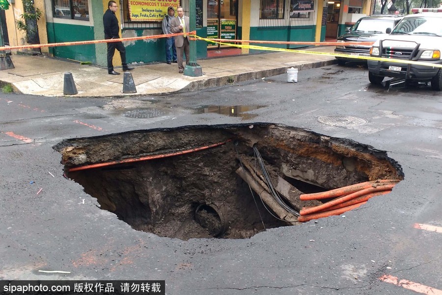 比利時(shí)布魯塞爾中央車(chē)站路面塌陷 驚現(xiàn)巨坑