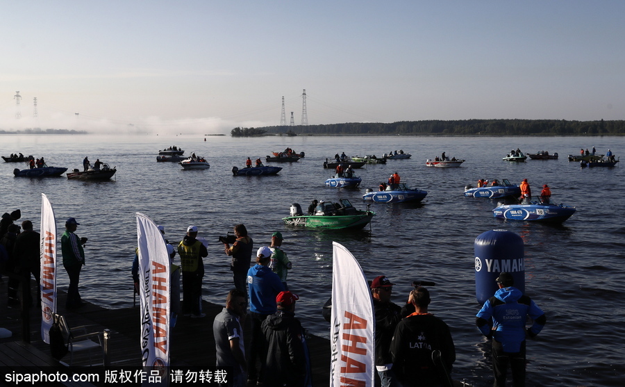 俄羅斯舉行漁船錦標(biāo)賽 伏爾加河上開(kāi)展捕魚(yú)競(jìng)技