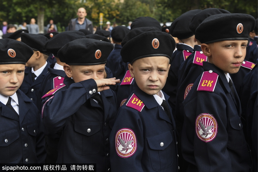 俄羅斯“知識(shí)日” 西伯利亞軍事學(xué)校萌娃穿制服慶祝