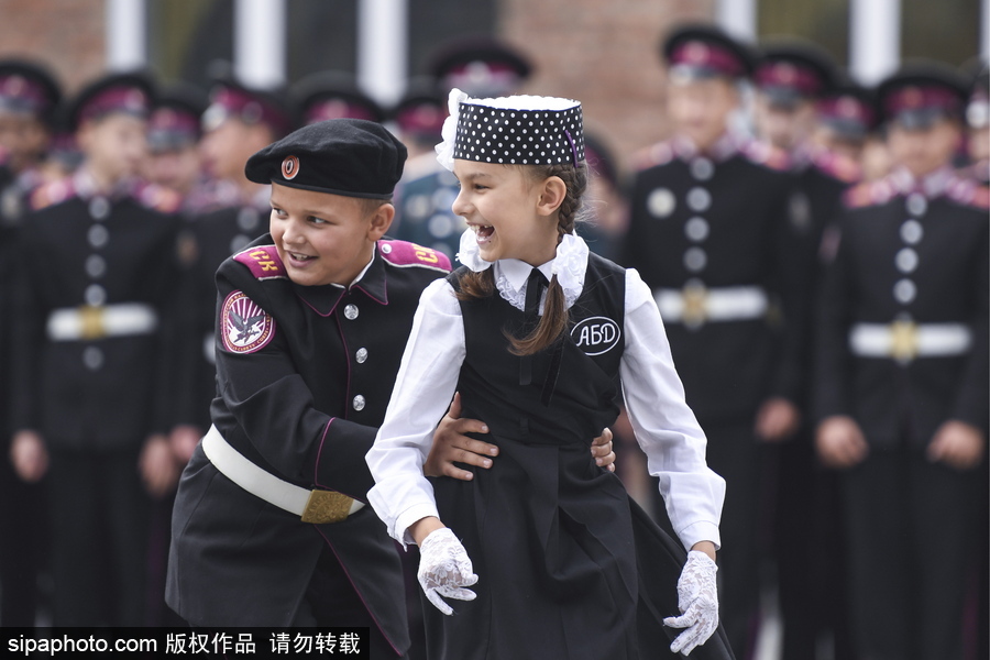 俄羅斯“知識(shí)日” 西伯利亞軍事學(xué)校萌娃穿制服慶祝