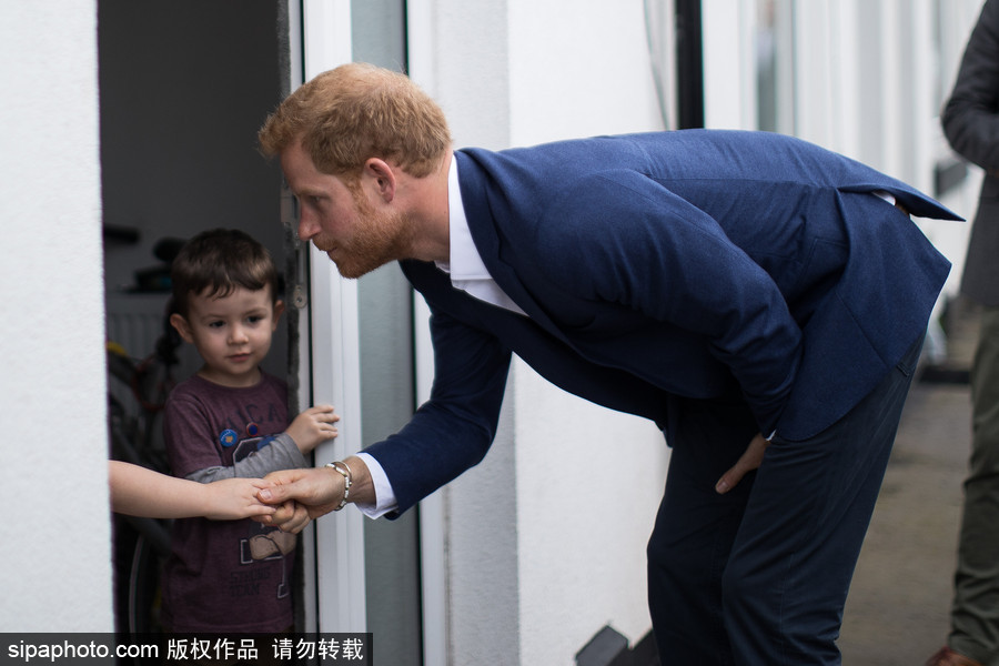 將添小侄子或小侄女？ 哈里王子滿臉喜氣造訪慈善機構