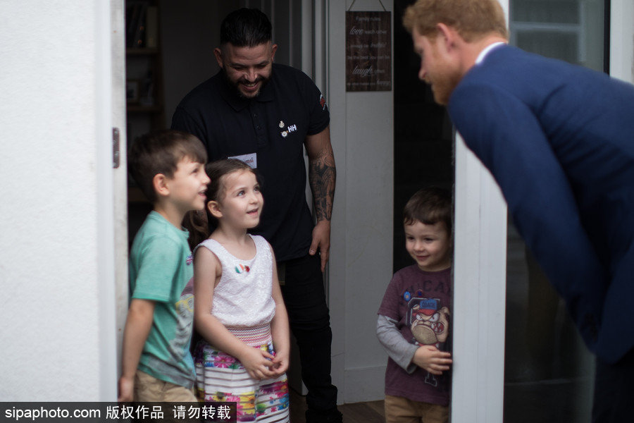 將添小侄子或小侄女？ 哈里王子滿(mǎn)臉喜氣造訪(fǎng)慈善機(jī)構(gòu)