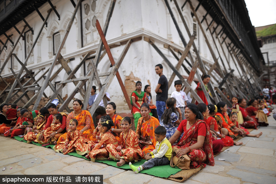 尼泊爾百名女孩精心裝扮化身“活女神” 慶祝庫瑪麗崇拜節