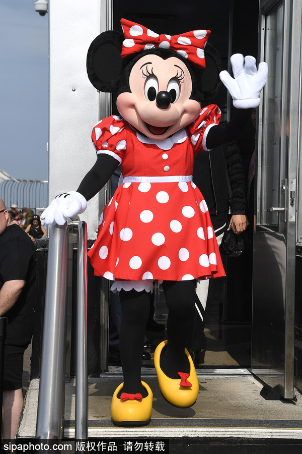 米妮登頂帝國大廈拍照 演繹無盡歡樂