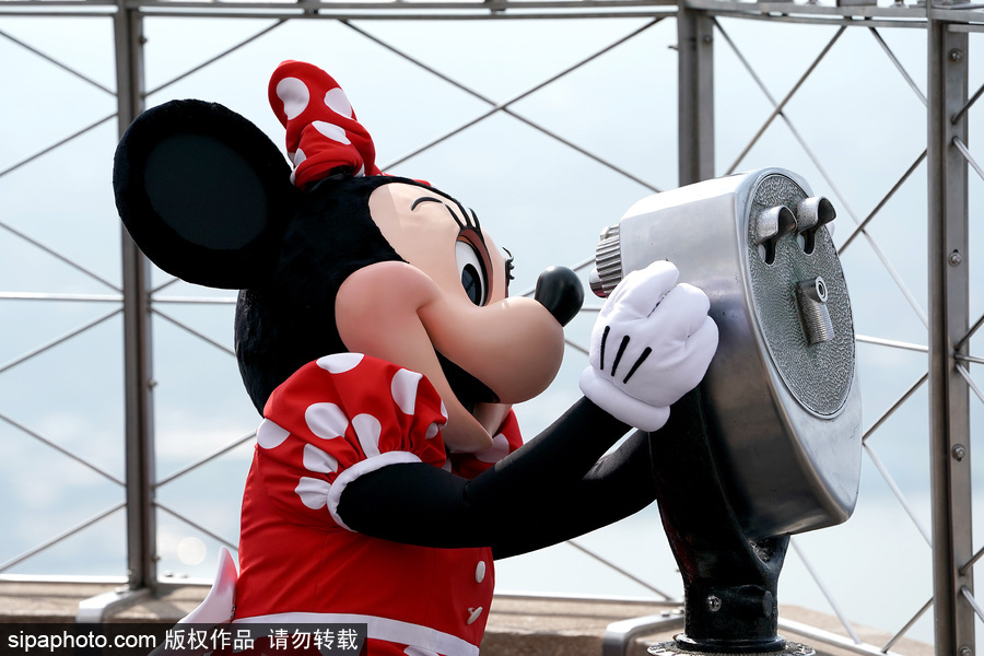 米妮登頂帝國大廈拍照 演繹無盡歡樂