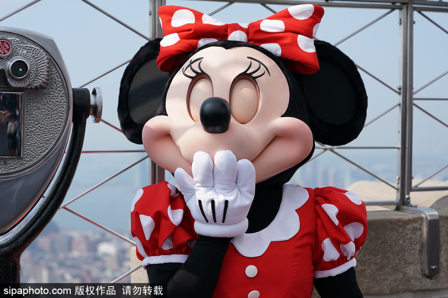 米妮登頂帝國大廈拍照 演繹無盡歡樂