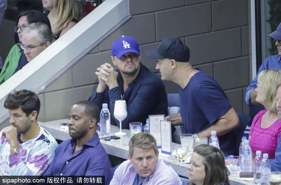 “小李子”萊昂納多現(xiàn)身美網(wǎng)賽場(chǎng) 坐角落與友人熱聊