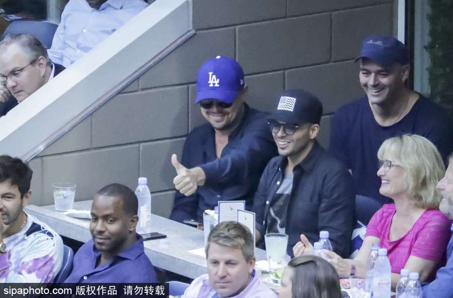 “小李子”萊昂納多現(xiàn)身美網賽場 坐角落與友人熱聊