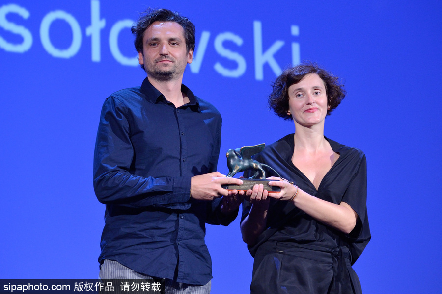 第74屆威尼斯電影節閉幕式現場 最佳導演激動落淚新晉影后氣場逼人