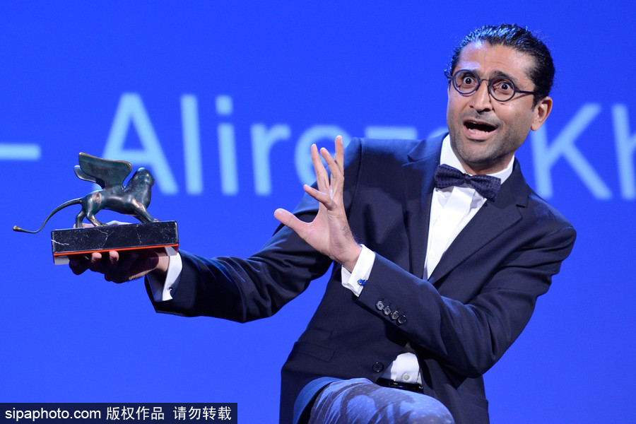 第74屆威尼斯電影節(jié)閉幕式現(xiàn)場 最佳導演激動落淚新晉影后氣場逼人