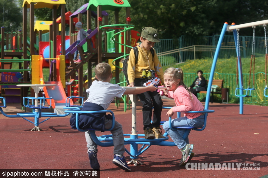 走進(jìn)莫斯科的游樂場(chǎng)休閑區(qū) 兒童玩耍天真爛漫