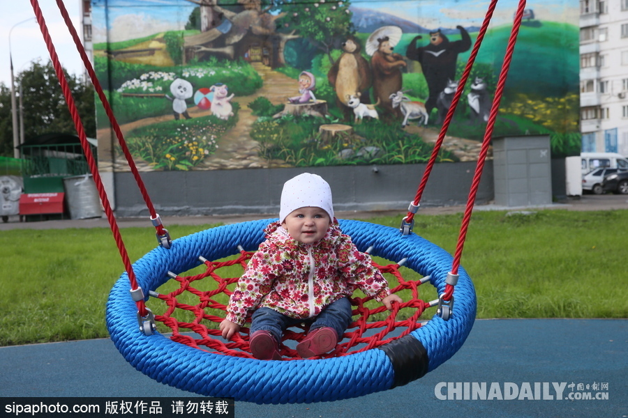 走進莫斯科的游樂場休閑區(qū) 兒童玩耍天真爛漫