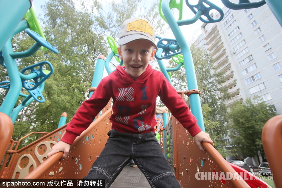 走進莫斯科的游樂場休閑區(qū) 兒童玩耍天真爛漫