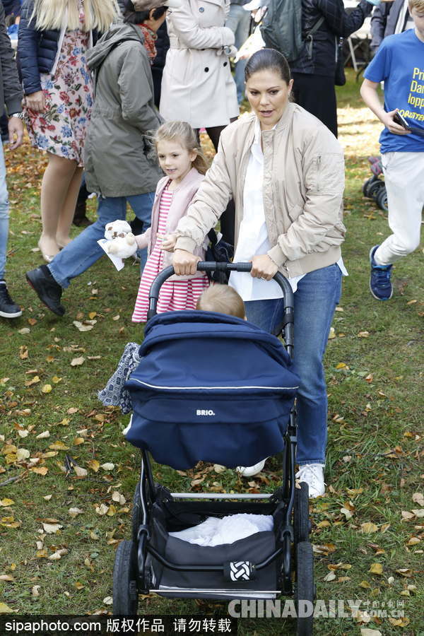 瑞典公主一家四口出行 小王子咬奶嘴皺眉頭可愛十足