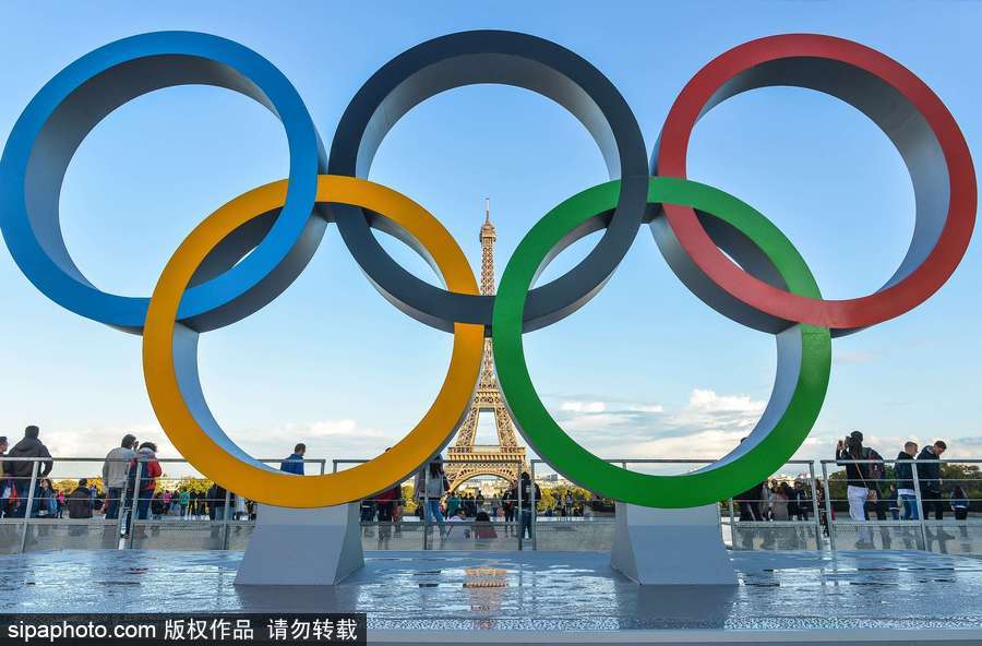 巴黎申奧成功 埃菲爾鐵塔旁奧運五環吸引眾多游客拍照留念
