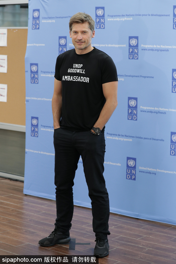 《權(quán)力的游戲》男星尼可拉現(xiàn)身活動(dòng) 笑容清爽英俊帥氣