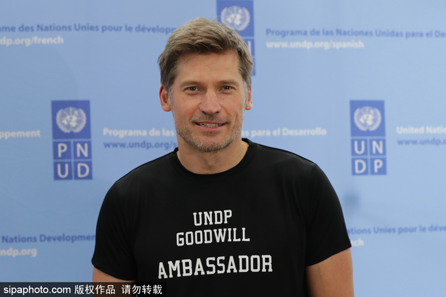 《權(quán)力的游戲》男星尼可拉現(xiàn)身活動 笑容清爽英俊帥氣