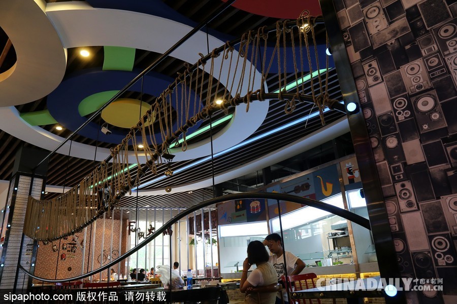 鄭州高校現(xiàn)“最美”學(xué)生餐廳 音樂主題扮靚飯?zhí)?/></a></p>

<p>2017年9月21日，河南鄭州，河南牧業(yè)經(jīng)濟學(xué)院學(xué)生食堂在新學(xué)期華麗變身，這處高大上的“最美餐廳”主打音樂主題，樂譜音符吊頂、留聲機裝飾、舒緩的背景音樂，音樂元素?zé)o處不在，餐廳中央還有一處小舞臺，設(shè)置了架子鼓、麥克風(fēng)供學(xué)生自由使用。</p>
</div>

<div width=