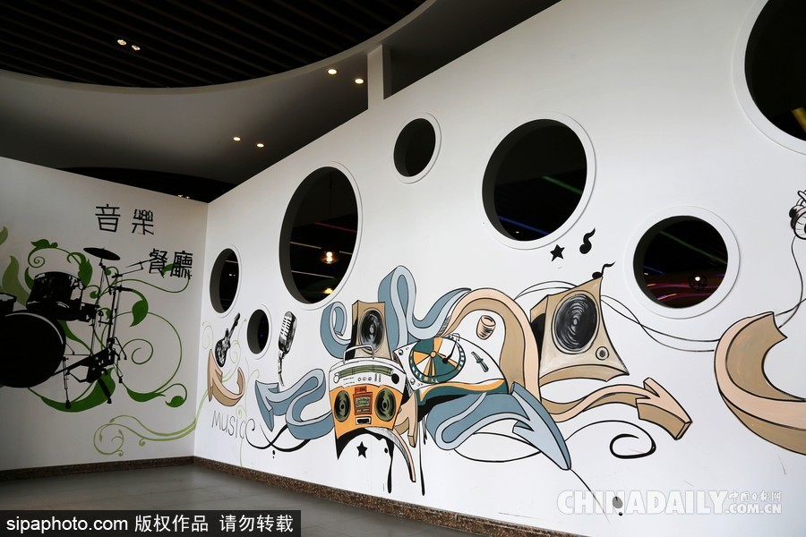 鄭州高校現(xiàn)“最美”學(xué)生餐廳 音樂主題扮靚飯?zhí)?/></a></p>

<p>2017年9月21日，河南鄭州，河南牧業(yè)經(jīng)濟(jì)學(xué)院學(xué)生食堂在新學(xué)期華麗變身，這處高大上的“最美餐廳”主打音樂主題，樂譜音符吊頂、留聲機(jī)裝飾、舒緩的背景音樂，音樂元素?zé)o處不在，餐廳中央還有一處小舞臺(tái)，設(shè)置了架子鼓、麥克風(fēng)供學(xué)生自由使用。</p>
</div>

<div width=