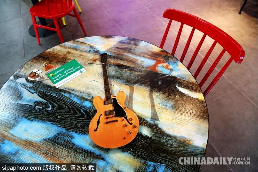 鄭州高校現(xiàn)“最美”學(xué)生餐廳 音樂(lè)主題扮靚飯?zhí)?/></a></p>

<p>2017年9月21日，河南鄭州，河南牧業(yè)經(jīng)濟(jì)學(xué)院學(xué)生食堂在新學(xué)期華麗變身，這處高大上的“最美餐廳”主打音樂(lè)主題，樂(lè)譜音符吊頂、留聲機(jī)裝飾、舒緩的背景音樂(lè)，音樂(lè)元素?zé)o處不在，餐廳中央還有一處小舞臺(tái)，設(shè)置了架子鼓、麥克風(fēng)供學(xué)生自由使用。</p>
</div>

<div width=