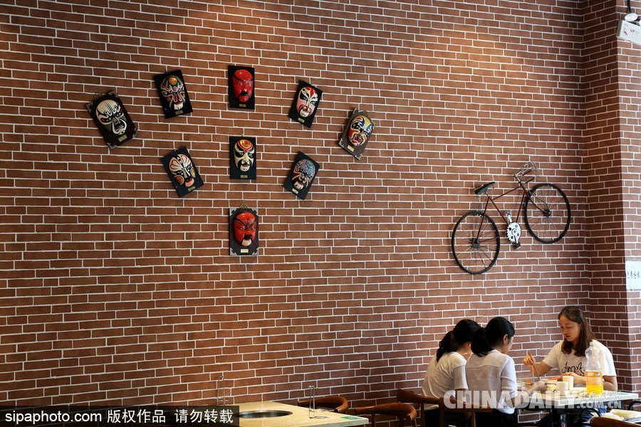 鄭州高校現“最美”學生餐廳 音樂主題扮靚飯堂