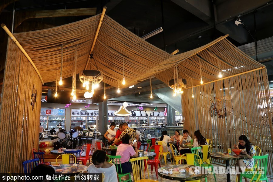 鄭州高校現“最美”學生餐廳 音樂主題扮靚飯堂