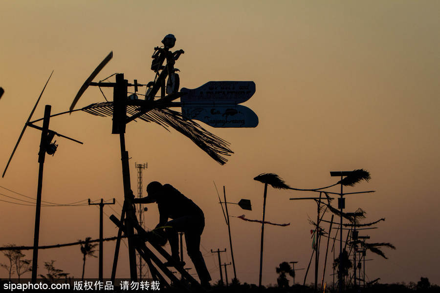 印尼迎來傳統風車節 風帆舞動夕陽剪影下美如畫
