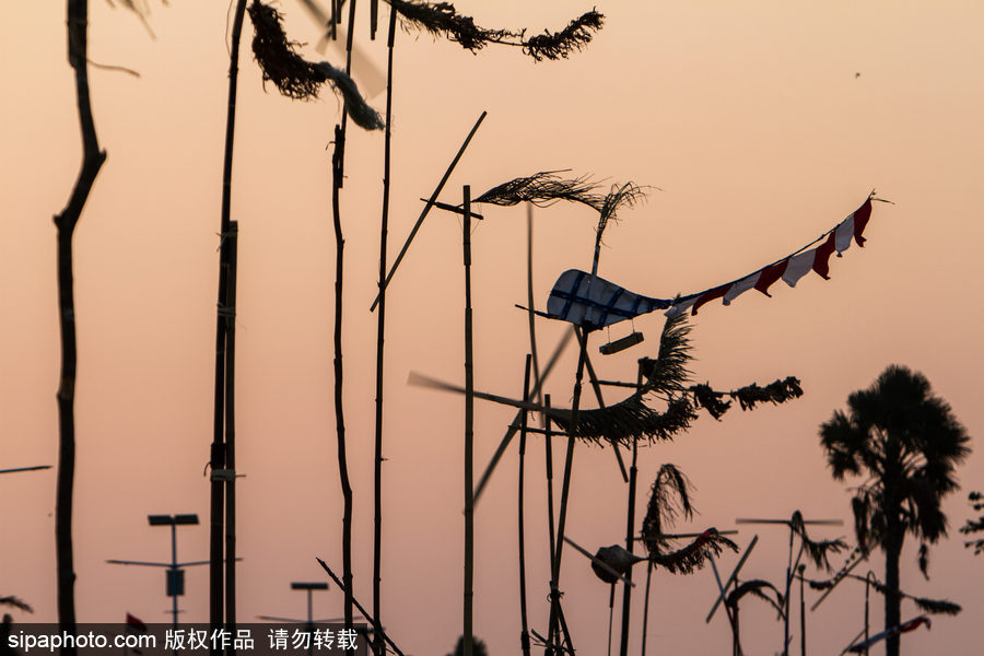 印尼迎來傳統(tǒng)風(fēng)車節(jié) 風(fēng)帆舞動(dòng)夕陽剪影下美如畫