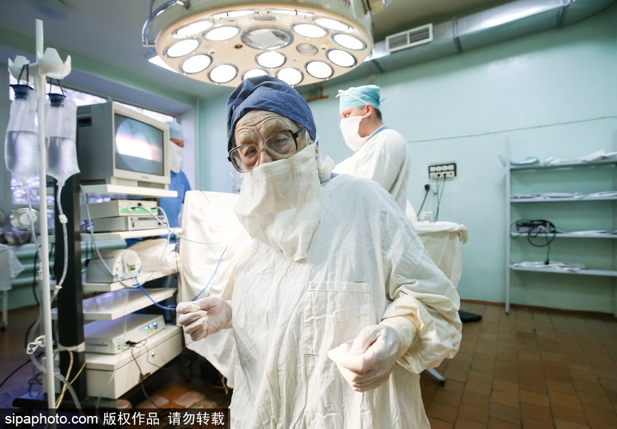 俄最年長在職外科醫生 90歲高齡仍在主刀