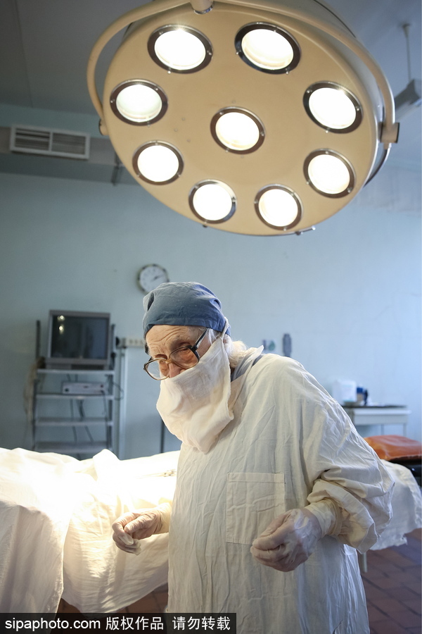 俄最年長在職外科醫生 90歲高齡仍在主刀