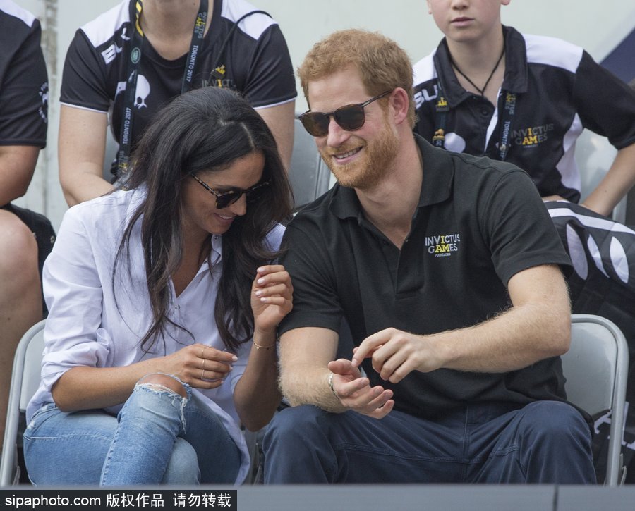 哈里王子攜女友甜蜜現(xiàn)身 手牽手觀看不可征服運動會