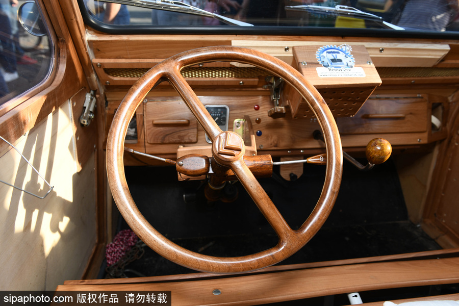 法國退休木工手工打造木制老爺車 自帶引擎上路超拉風(fēng)