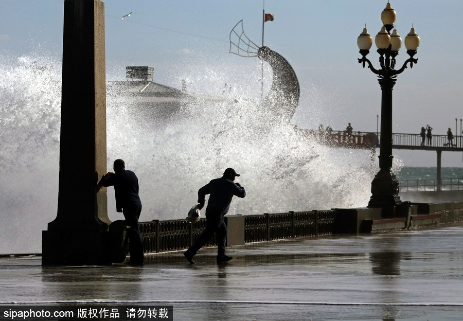 風(fēng)暴襲擊雅爾塔掀起巨浪 民眾淡定圍觀