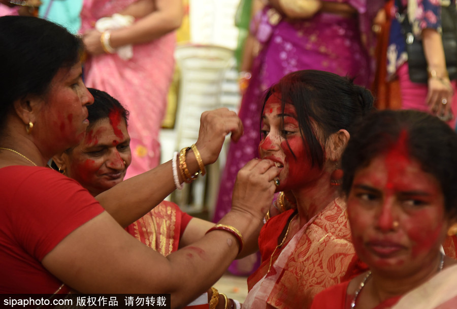 印度阿拉哈巴德女性臉上抹朱砂 慶祝Vijay Dashmi節