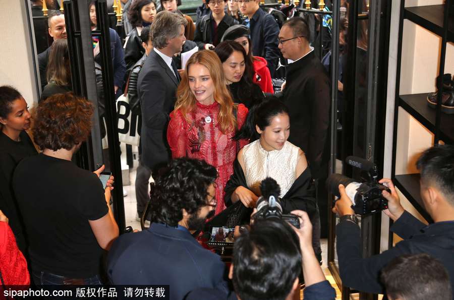 超模納塔利-沃佳諾娃現身巴黎參加活動 紅色薄紗裙盡顯傲人身材