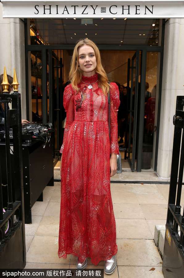 超模納塔利-沃佳諾娃現(xiàn)身巴黎參加活動 紅色薄紗裙盡顯傲人身材