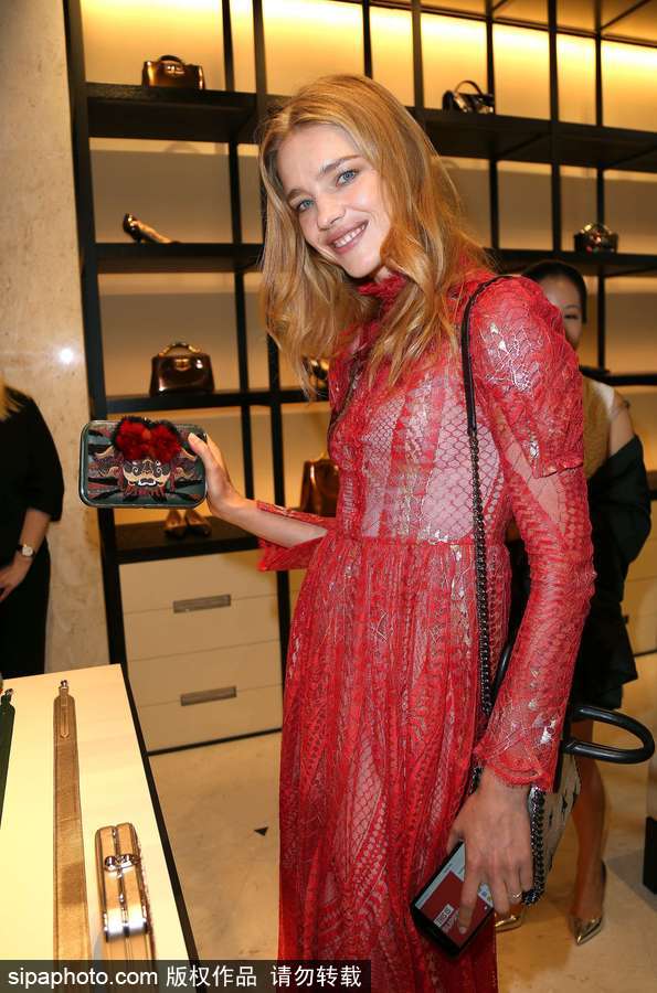 超模納塔利-沃佳諾娃現身巴黎參加活動 紅色薄紗裙盡顯傲人身材