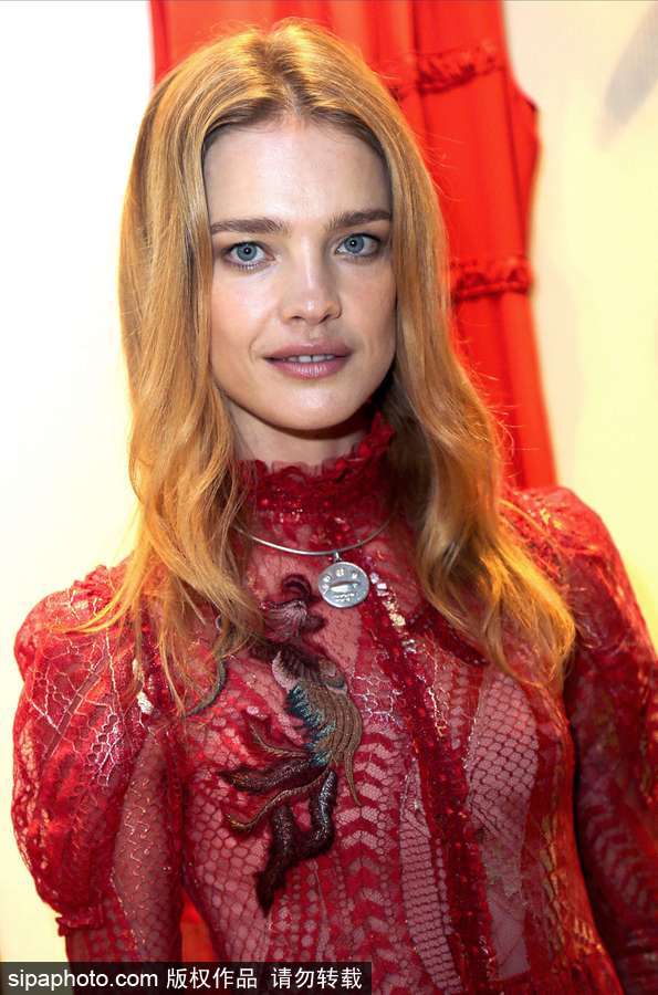 超模納塔利-沃佳諾娃現身巴黎參加活動 紅色薄紗裙盡顯傲人身材