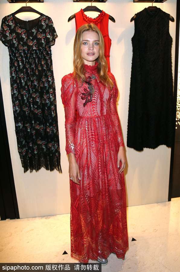 超模納塔利-沃佳諾娃現(xiàn)身巴黎參加活動 紅色薄紗裙盡顯傲人身材