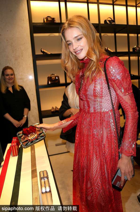 超模納塔利-沃佳諾娃現身巴黎參加活動 紅色薄紗裙盡顯傲人身材