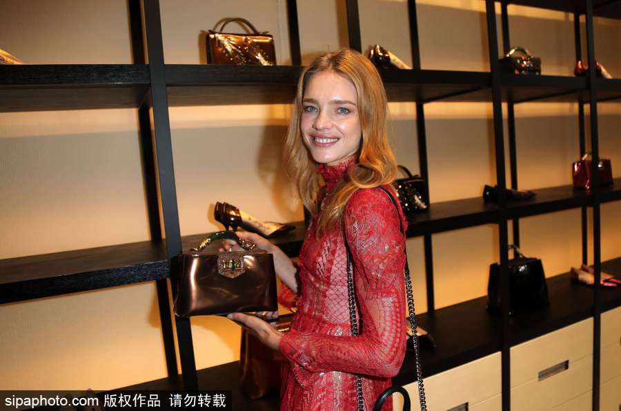 超模納塔利-沃佳諾娃現身巴黎參加活動 紅色薄紗裙盡顯傲人身材