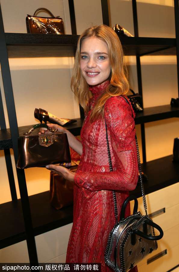 超模納塔利-沃佳諾娃現(xiàn)身巴黎參加活動 紅色薄紗裙盡顯傲人身材