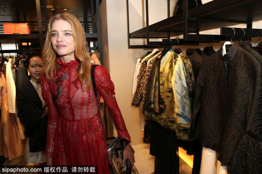 超模納塔利-沃佳諾娃現身巴黎參加活動 紅色薄紗裙盡顯傲人身材