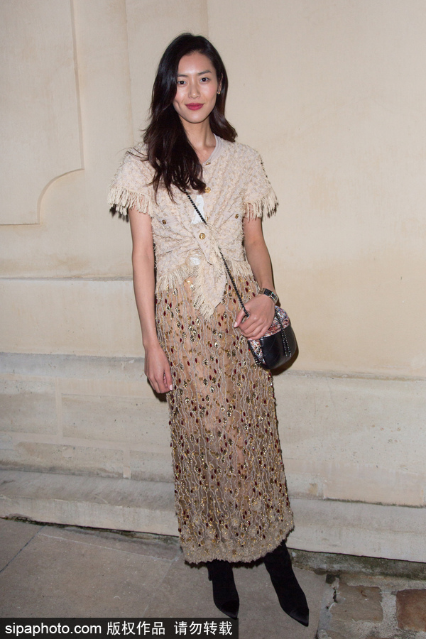 美出新高度 劉雯亮相巴黎時(shí)裝周香奈兒派對(duì)