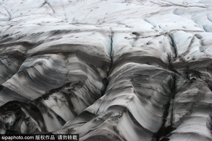 冰島史卡法特國(guó)家公園冰川奇觀 天然“水墨”線條流暢