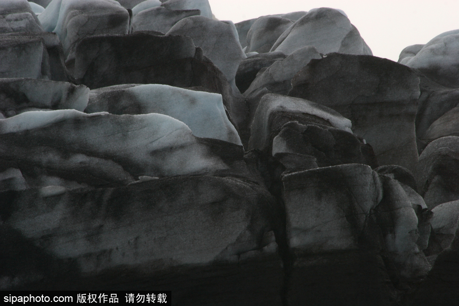 冰島史卡法特國(guó)家公園冰川奇觀 天然“水墨”線(xiàn)條流暢