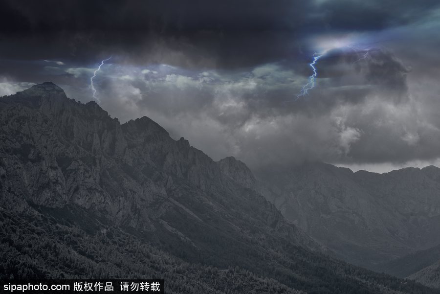 超現(xiàn)實(shí)魔幻大片 西班牙山谷雷電場景震撼