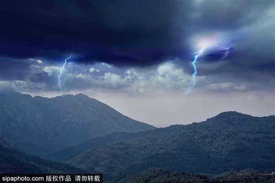 超現實魔幻大片 西班牙山谷雷電場景震撼