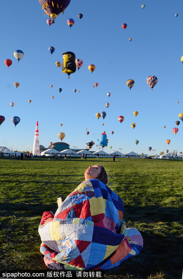 阿布奎基國(guó)際熱氣球節(jié)持續(xù)進(jìn)行中 色彩斑斕點(diǎn)綴天空
