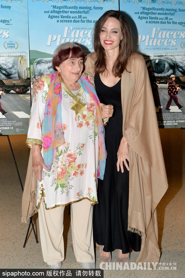 安吉麗娜·朱莉現(xiàn)身電影首映 一抹紅唇性感依舊